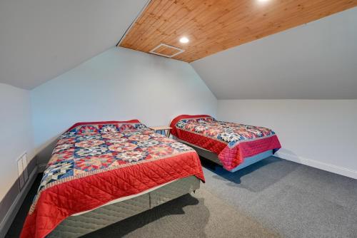 Postel nebo postele na pokoji v ubytování Riverfront Family Escape in Falls of Rough!