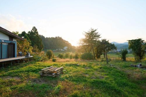 Κήπος έξω από το Kirisawabase Tiny House by Tiny Away