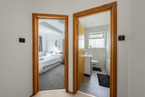 Vannituba majutusasutuses 5-Bed House - Sleeps 10 - Garden - Parking