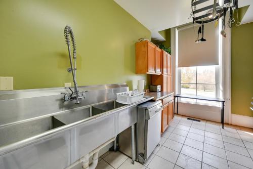 Kuchyň nebo kuchyňský kout v ubytování Walk to Golf Course Spacious Rough River Retreat!