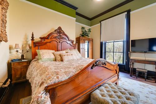 Postel nebo postele na pokoji v ubytování Walk to Golf Course Spacious Rough River Retreat!