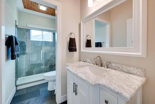 Koupelna v ubytování Fish and Unwind! Rough River Hideaway with Deck