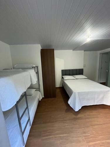 Ένα ή περισσότερα κρεβάτια σε δωμάτιο στο Flat privativo Residencial Schlichting