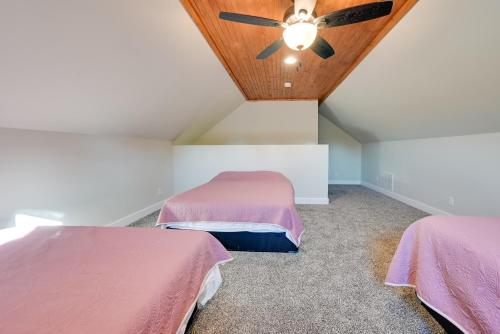 Postel nebo postele na pokoji v ubytování Fish and Unwind! Rough River Hideaway with Deck