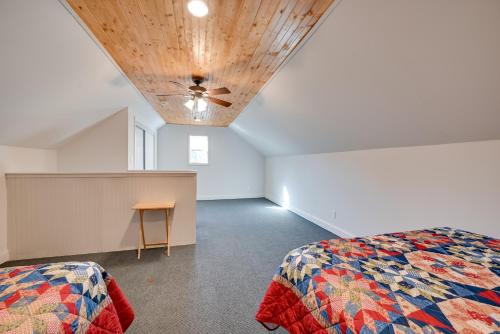 Postel nebo postele na pokoji v ubytování 6 Mi to Rough River Lake! Waterfront Home with Deck