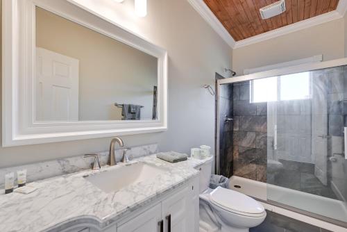 Koupelna v ubytování Riverside Serenity! Falls of Rough Home with Views