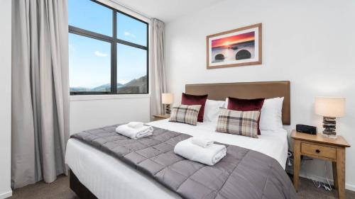 Postel nebo postele na pokoji v ubytování Remarkables Garden Apartment 305