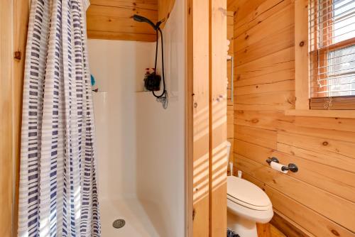 Koupelna v ubytování Cabin Along Rough River! Views, Fire Pit and Grill