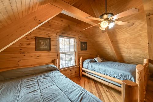 Postel nebo postele na pokoji v ubytování Cabin Along Rough River! Views, Fire Pit and Grill