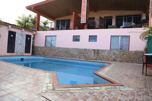 ラス・タブラスにあるvilla Tableñaの建物の前のプール