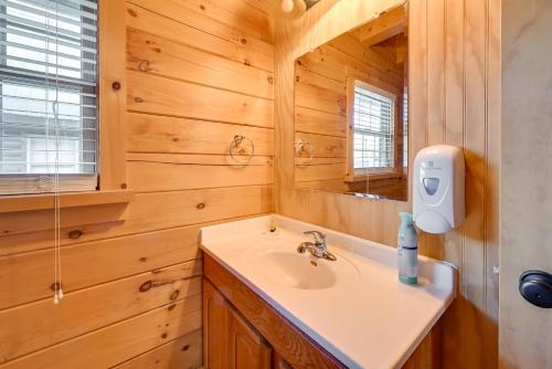 Koupelna v ubytování Water Views! Serene Rough River Family Cabin