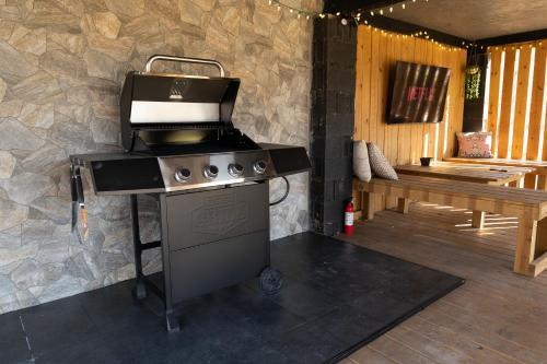 Η κουζίνα ή μικρή κουζίνα στο Valhalla Cabins AFrames with hot tubs & sauna