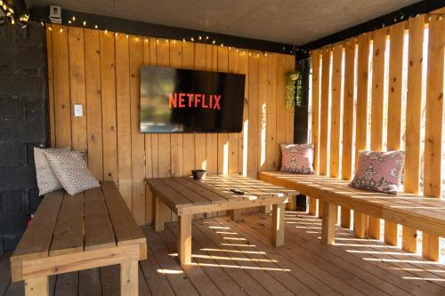 Χώρος καθιστικού στο Valhalla Cabins AFrames with hot tubs & sauna