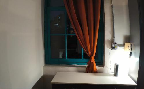 サンパウロにあるHobi Hostel Boutiqueの窓(オレンジのカーテン付)