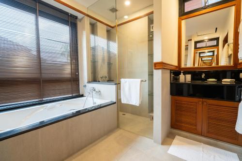 Et badeværelse på Grand 4-Bed Lagoon Villa - Private Pool & Garden - Laguna