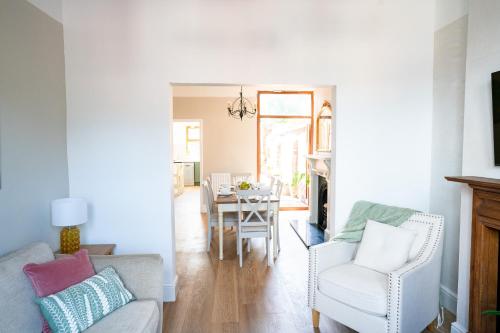 Istumisnurk majutusasutuses Elegant Victorian House & Garden