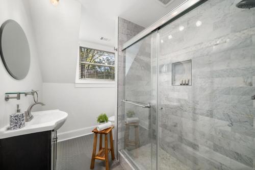 Koupelna v ubytování Walkable Grant Park 1920s Home with King Bed