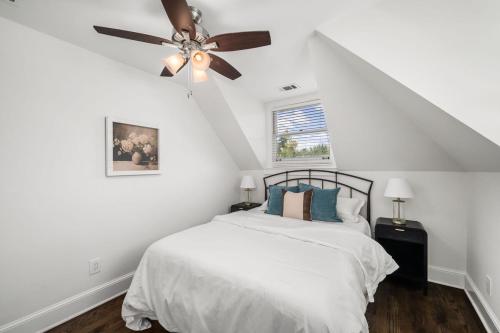 Postel nebo postele na pokoji v ubytování Walkable Grant Park 1920s Home with King Bed