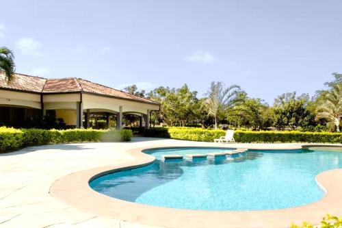 une image d'une piscine dans un complexe hôtelier dans l'établissement Casa PAMPA, à Liberia