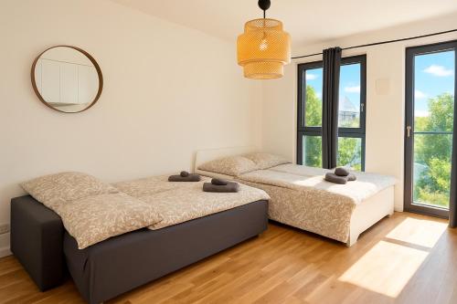 Ένα ή περισσότερα κρεβάτια σε δωμάτιο στο Stylish Apartment with Balcony and Parking - Near Metro