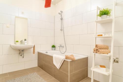 Ένα μπάνιο στο Stylish Apartment with Balcony and Parking - Near Metro