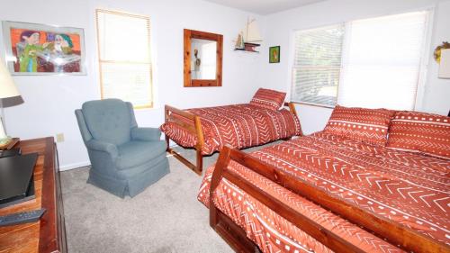 une chambre avec un lit, une chaise et un canapé dans l'établissement The Lily Pad, à Cape May Point