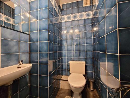 Vannituba majutusasutuses Seafront apartment with terrace on Zeedijk