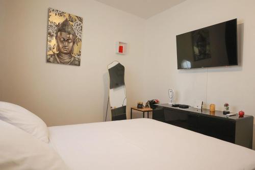 Ένα ή περισσότερα κρεβάτια σε δωμάτιο στο Urban Tropik by KVZ near Place de la Victoire