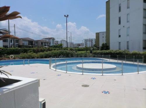 Bazén v ubytování Acogedor apto familiar, cómodo y bien ubicado nebo v jeho okolí