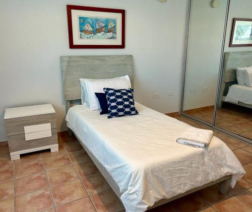 Postel nebo postele na pokoji v ubytování Beautiful Ocean Villa by the Beach and Pool