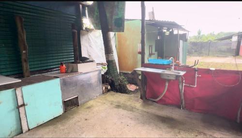 Un baño con lavabo en un edificio. en Camping y hospedaje playa azul, en Tarcoles