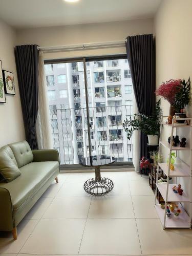 un soggiorno con un divano e una grande finestra di An's Home ad Ho Chi Minh