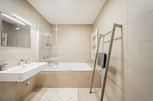 Skyline Apartment with SkyPool and Free Parking