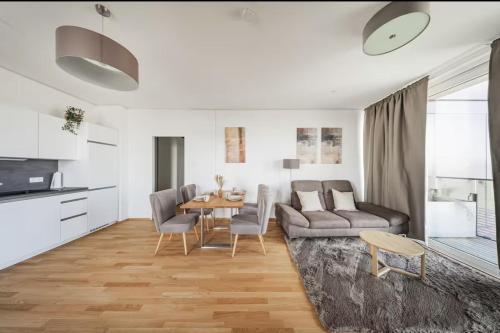Skyline Apartment with SkyPool and Free Parking