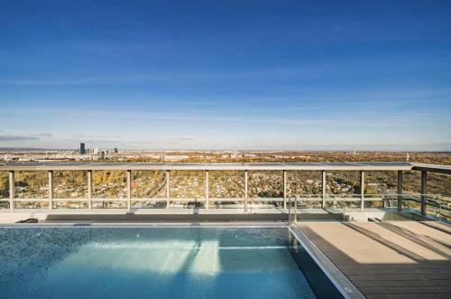 Skyline Apartment with SkyPool and Free Parking