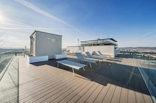 Skyline Apartment with SkyPool and Free Parking