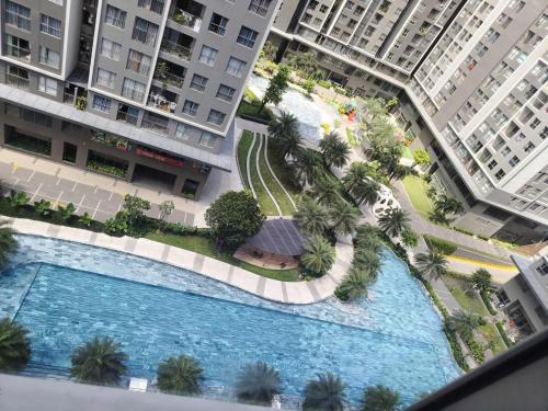vista sulla piscina di un complesso di appartamenti di An's Home ad Ho Chi Minh