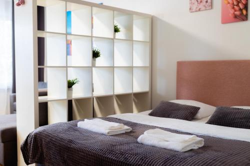 une chambre avec un lit avec deux serviettes dessus dans l'établissement 3-room apartment in Oulu center, parking, à Oulu