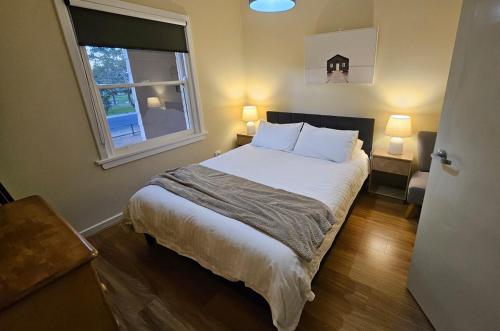 ein Schlafzimmer mit großem Bett und Fenster in der Unterkunft Neat & Tidy Family Home with Beautiful Back Yard in Angaston