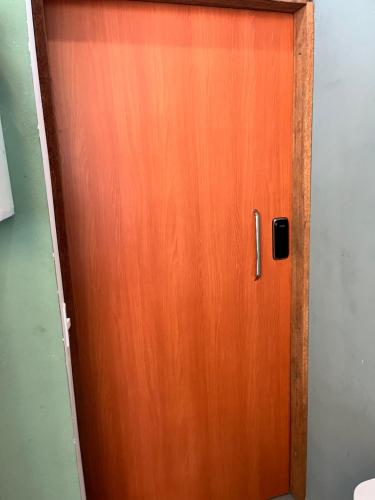 een houten deur in een kamer bij Casa SaraH!! in Manaus