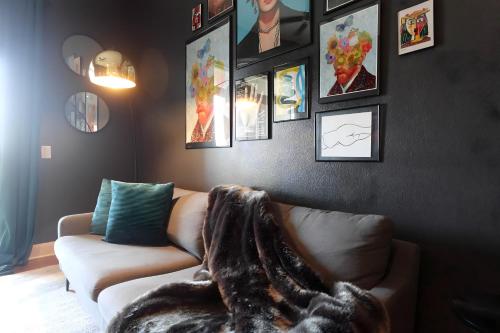 Et opholdsområde på Modern City Loft Downtown Access Free Parking