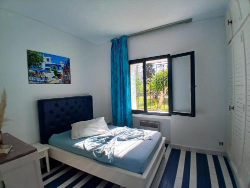 une petite chambre avec un lit et une fenêtre dans l'établissement Port Appartments, à Hammam Sousse