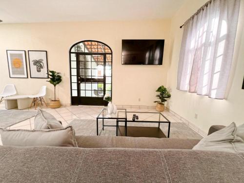 Μια τηλεόραση ή/και κέντρο ψυχαγωγίας στο Cozy Ajijic Stay with Saltwater Pool