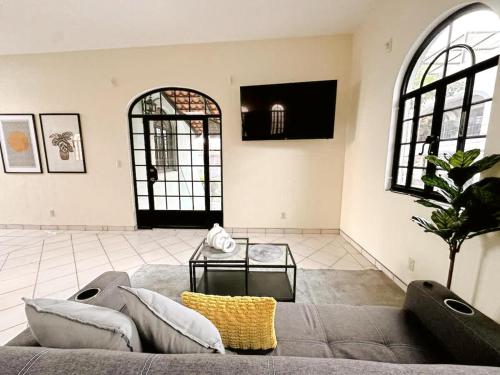 Μια τηλεόραση ή/και κέντρο ψυχαγωγίας στο Cozy Ajijic Stay with Saltwater Pool