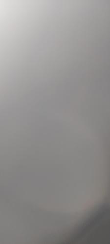 SimiligurhaSusiladevi guest house的有白色墙壁和灰色地板的房间