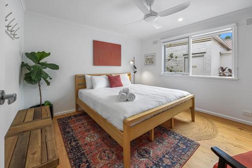 ein Schlafzimmer mit einem großen Bett mit Fenster in der Unterkunft The Bungalow in Warrnambool