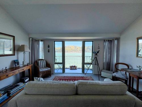 Postel nebo postele na pokoji v ubytování Diamond Harbour Lodge