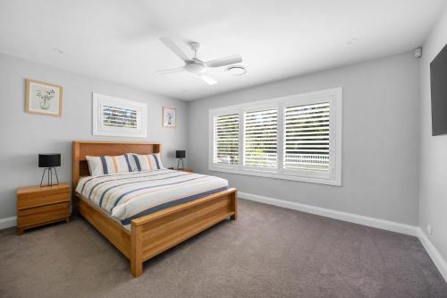 Postel nebo postele na pokoji v ubytování Hamptons by the Bay - Belle Escapes Jervis Bay