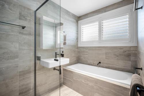 Koupelna v ubytování Hamptons by the Bay - Belle Escapes Jervis Bay