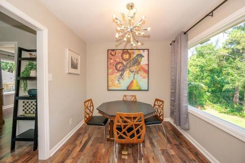 泰勒The Vintage Vibe - A Brickstreet Oasis的一间有桌子、椅子和窗户的餐厅